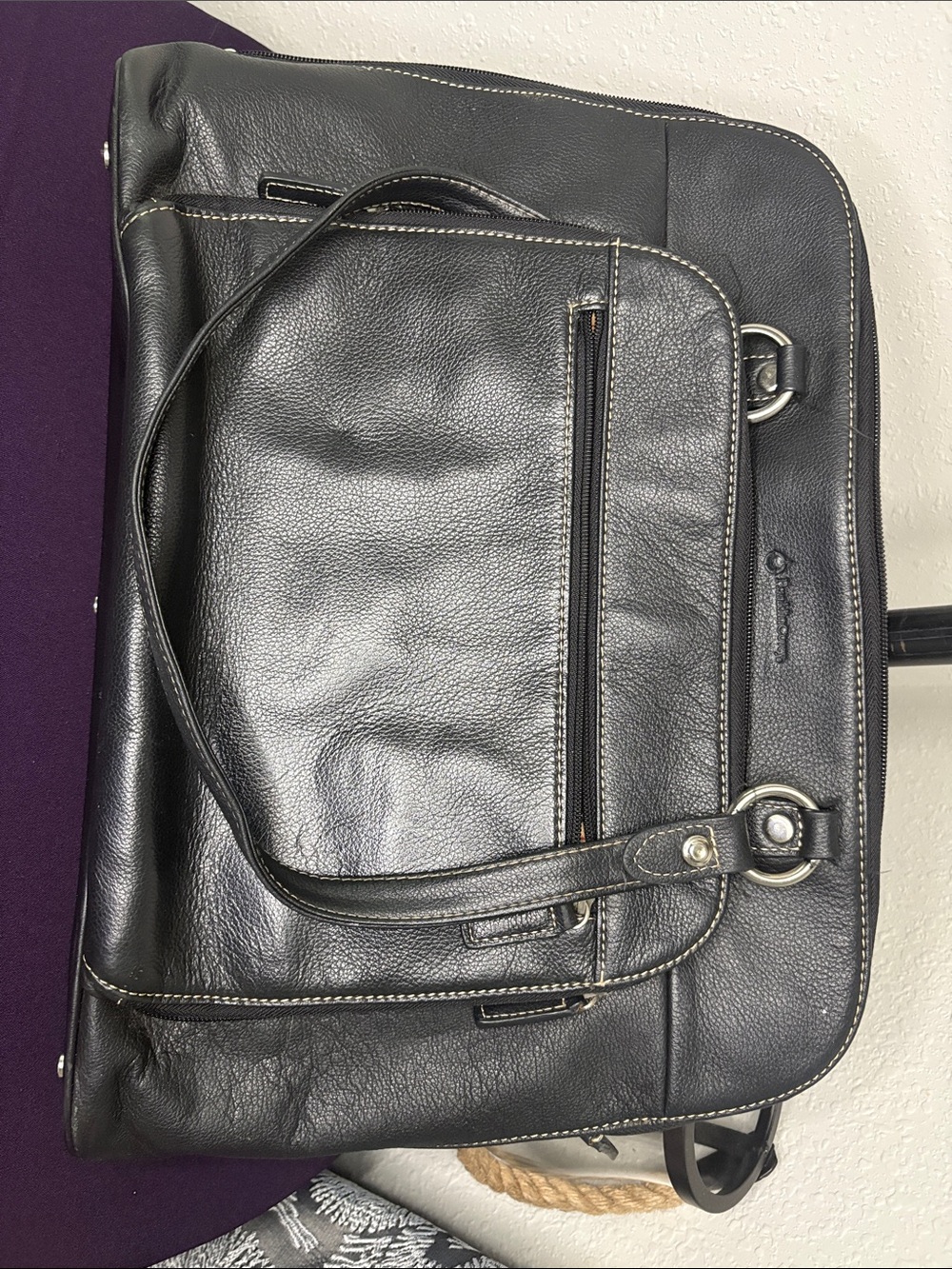 Franklin Covey women's laptop messenger bag is made of black leather ~ 15